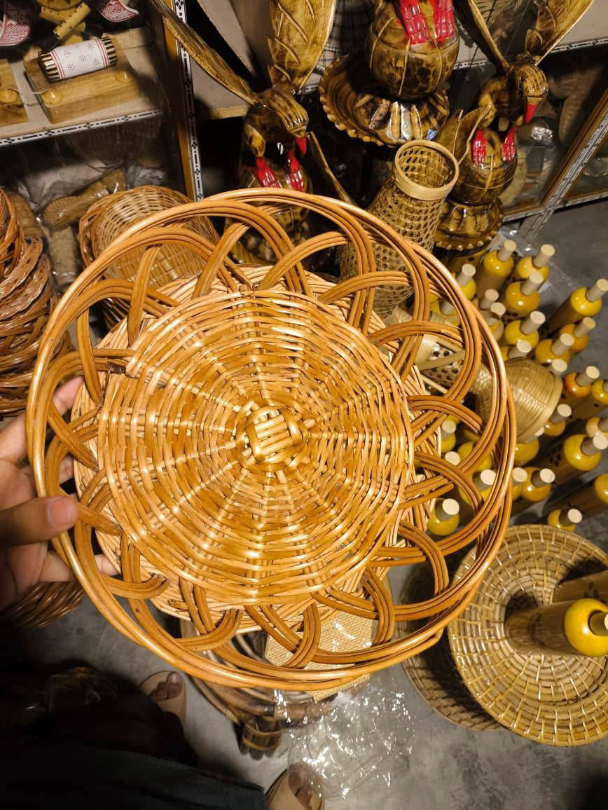 GENORA Handmade Round Woven Rattan Serving Tray | Decorative Fruit Basket for Dining Table, Kitchen & Home Décor | Natural Cane Basket